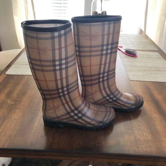 Authentic Burberry rain boots - Picture 2 of 4